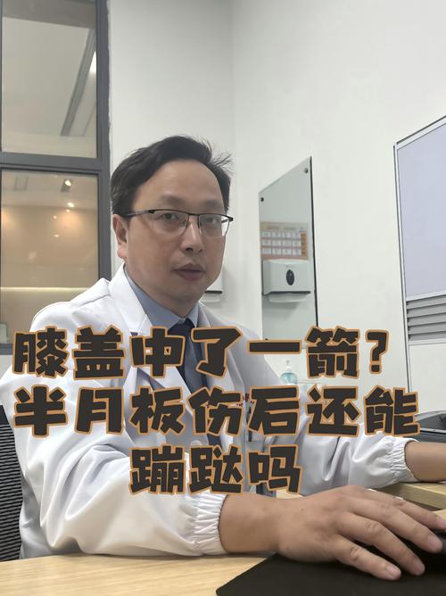 库卢社媒发文：一瘸一拐是因为膝盖进行了一次小手术，现在很好